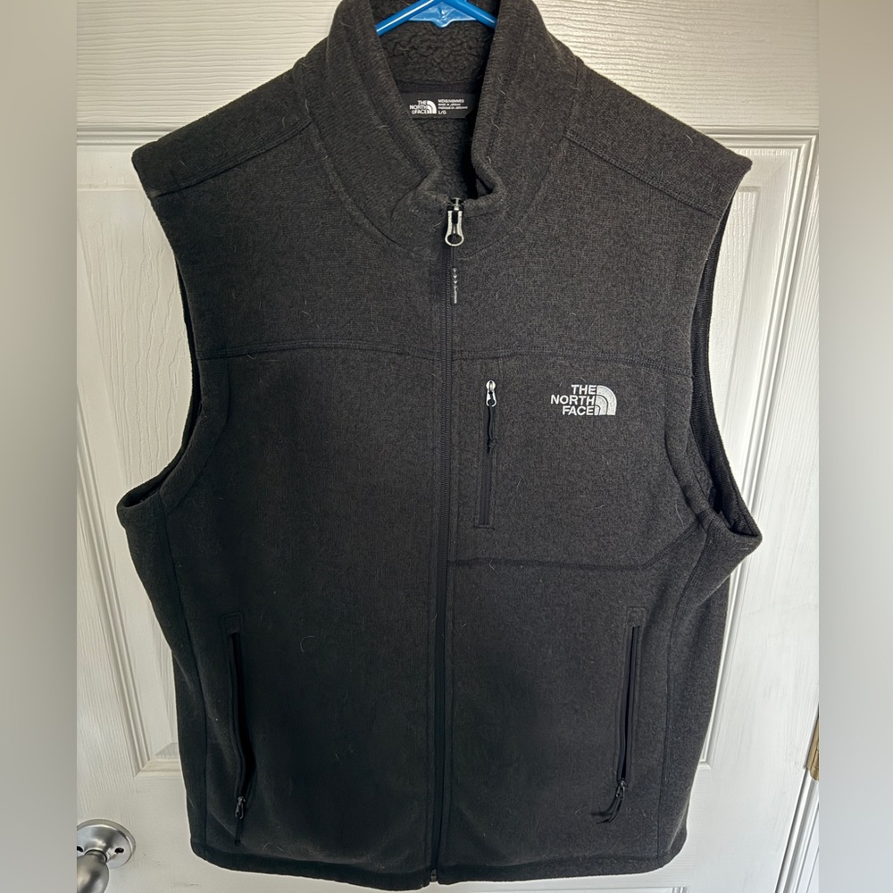 The North Face Men’s Vest – Size Large – Lightweight, Warm & Versatile